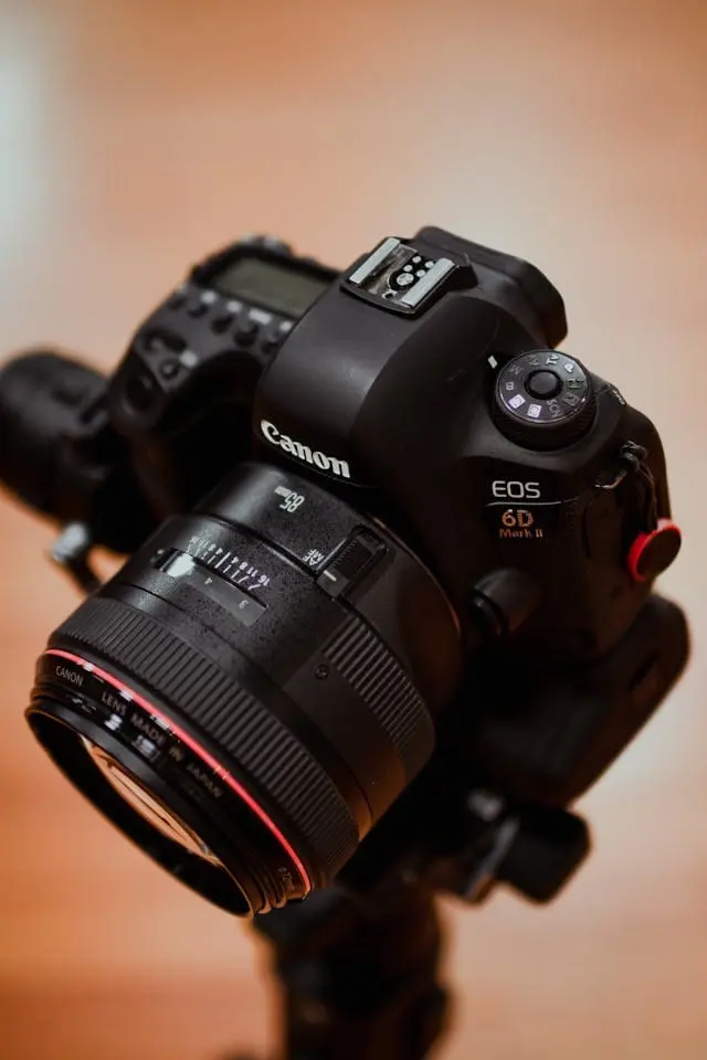 Câmera profissional com lente — equipamento essencial para fotografia de casamento