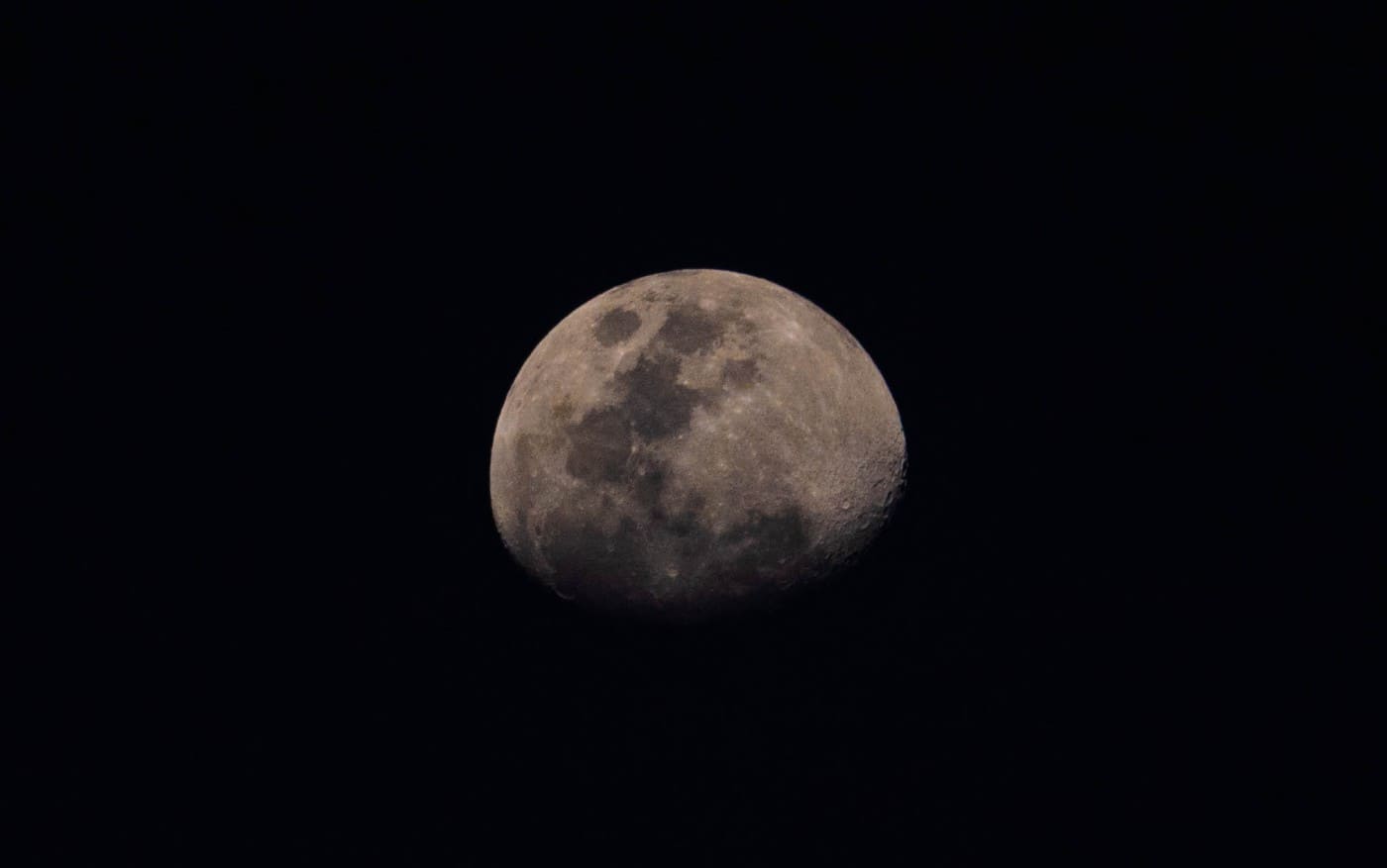 foto da lua feita com canon t7 lente 55-250 mm f1/500 f6 iso 400