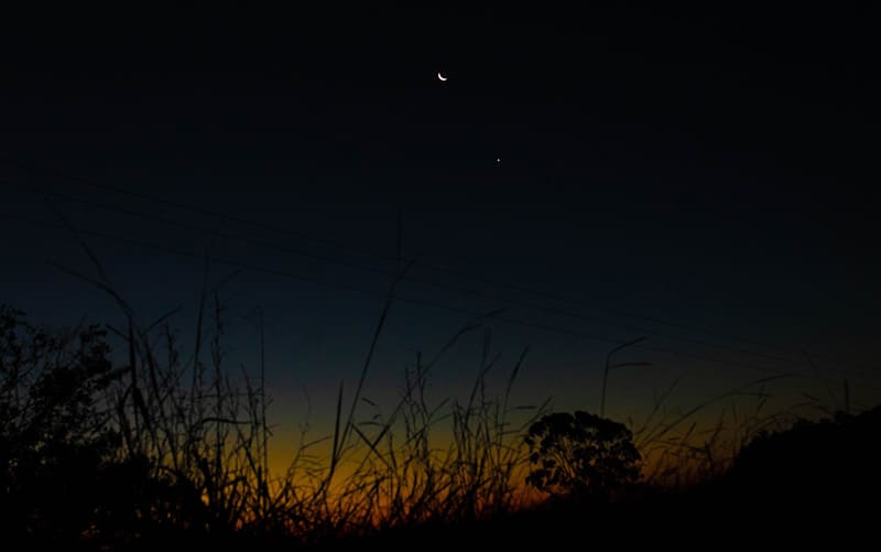 fotografando por do sol e a lua em uma uncia composição utilizando uma canon rebel t7 com lente 55-250mm