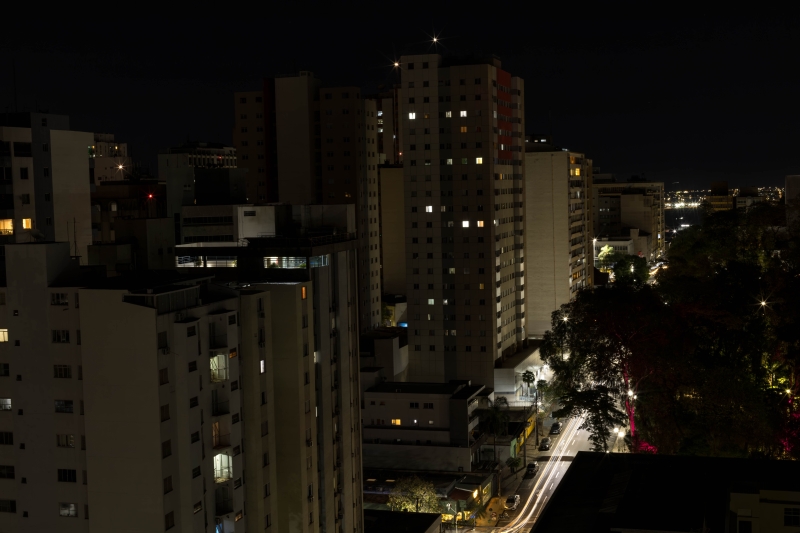 fotografia em longa exposição cidade noturna