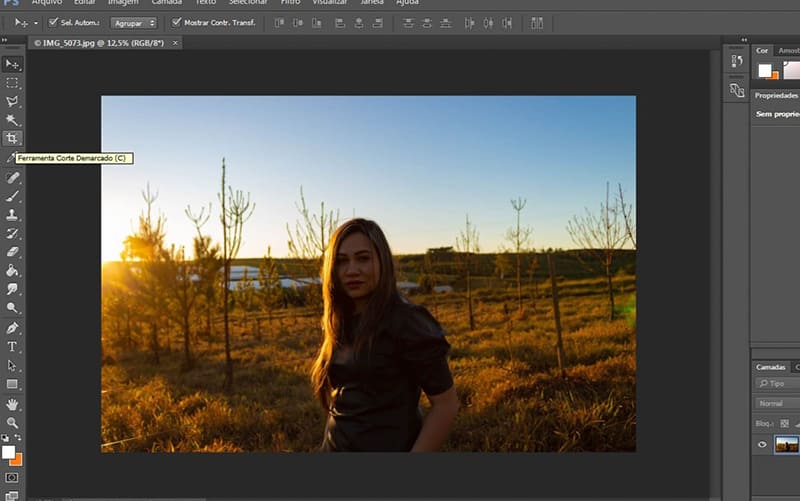 selecionando a ferramenta de corte no photoshop para cortar foto para feed do instagram